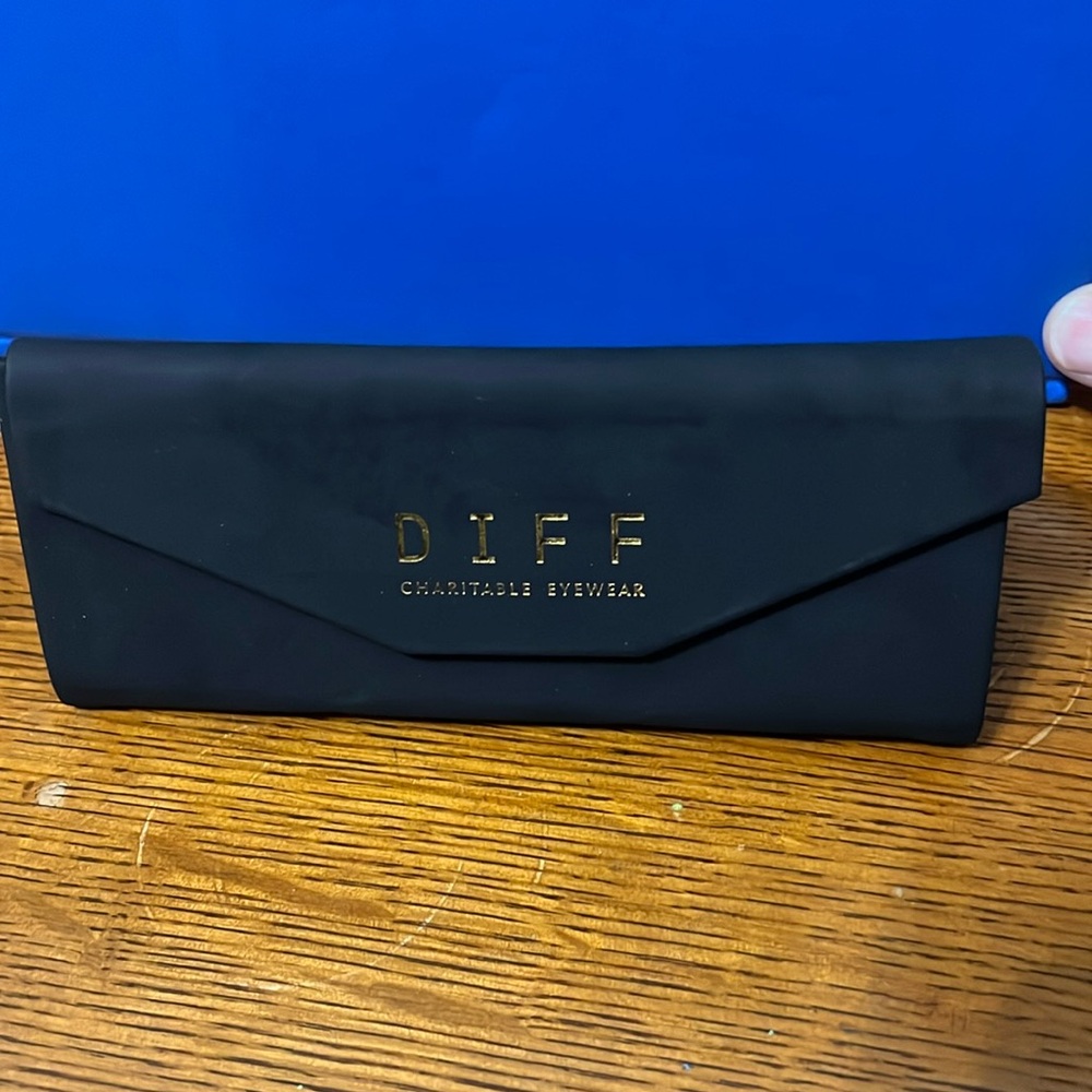 Diff charitable eyewear case .🌺🌺🌺
